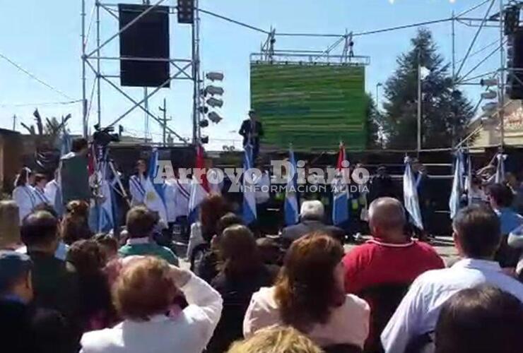 En el escenario. Rodolfo Stangoni dirigiéndose a los presentes durante el acto organizado por la Comuna.