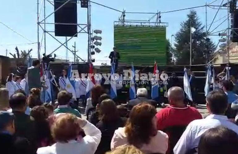 En el escenario. Rodolfo Stangoni dirigiéndose a los presentes durante el acto organizado por la Comuna.