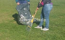 Enojado y con razón. Murina defendió a los municipales y acusó de "mugrientos" a quienes no cuidan los espacios públicos. Foto: Trabajadoras municipales limpiando. Archivo AD