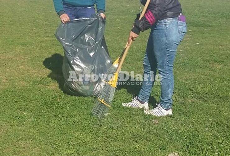 Enojado y con razón. Murina defendió a los municipales y acusó de "mugrientos" a quienes no cuidan los espacios públicos. Foto: Trabajadoras municipales limpiando. Archivo AD