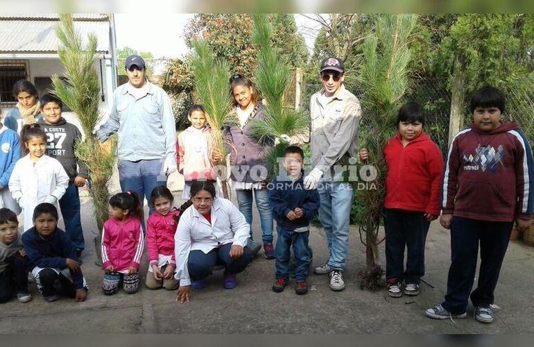 En la foto. Los alumnos de la escuela del Ombú junto al personal municipal. Foto: Gentileza Nicolás Trabaina