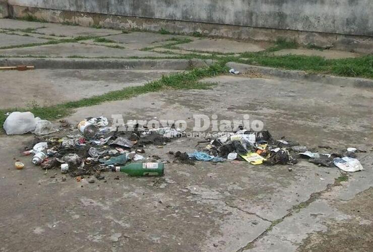 Tirada. Así quedó la basura ayer y la vecina aprovechó para tomar una foto.