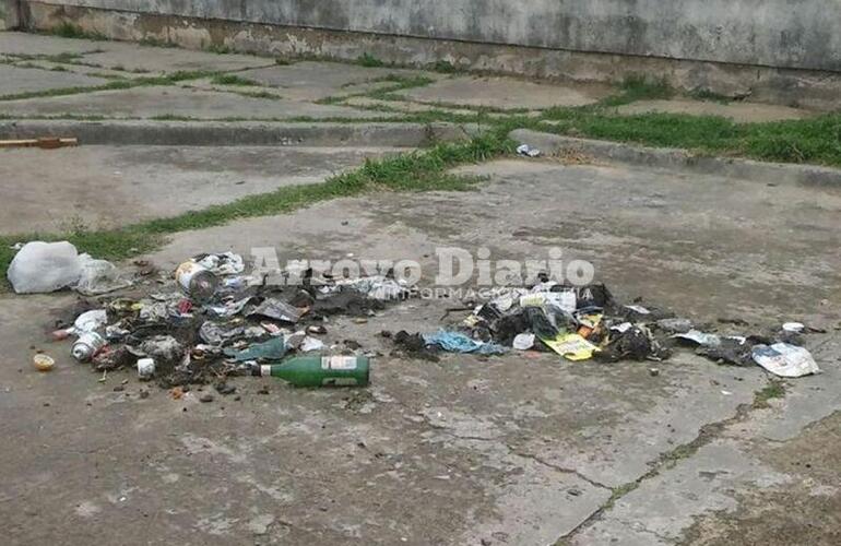 Tirada. Así quedó la basura ayer y la vecina aprovechó para tomar una foto.