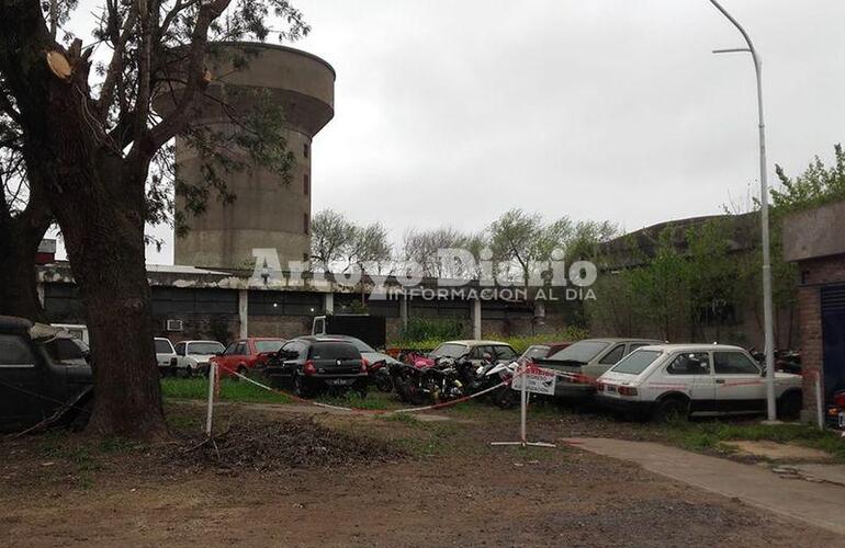 El predio. El chico pasó el lugar de acceso restringido y sacó su moto.