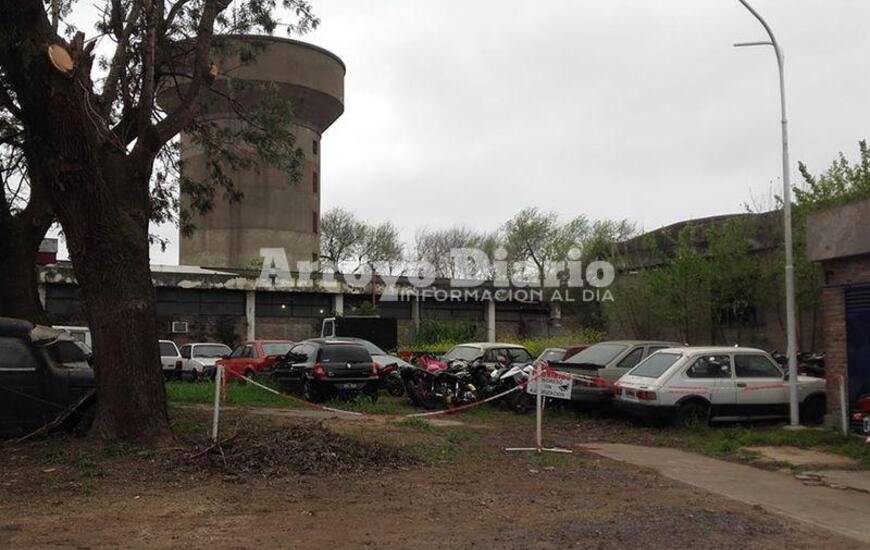 El predio. El chico pas&oacute; el lugar de acceso restringido y sac&oacute; su moto.