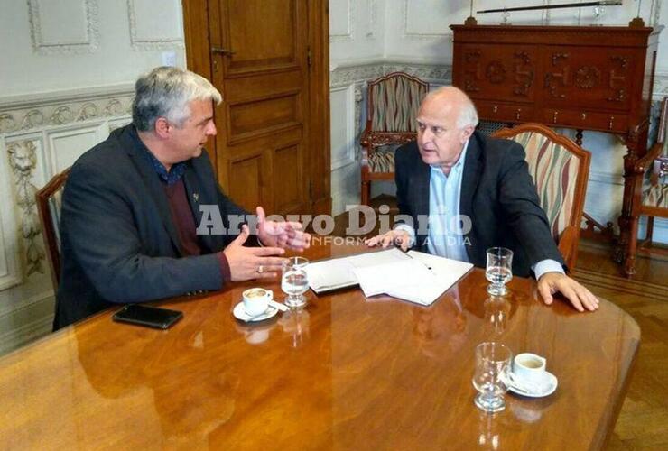 En plena reunión. El intendente Esper junto al gobernador Lifschitz.