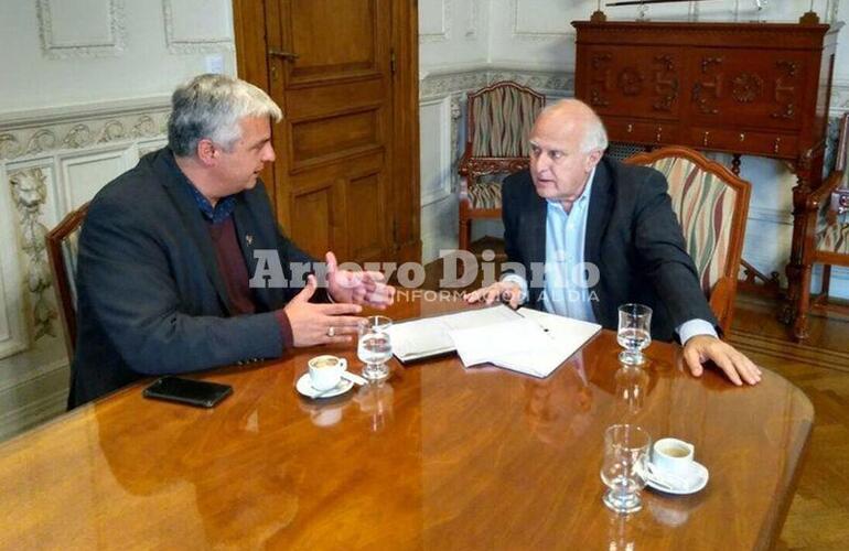 En plena reunión. El intendente Esper junto al gobernador Lifschitz.