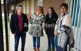 En uno de los establecimientos. Los candidatos junto a la directora Ana Fernández en la EETP N° 650