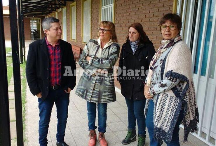 En uno de los establecimientos. Los candidatos junto a la directora Ana Fernández en la EETP N° 650