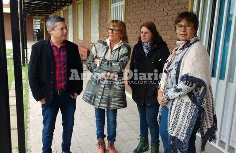 En uno de los establecimientos. Los candidatos junto a la directora Ana Fernández en la EETP N° 650