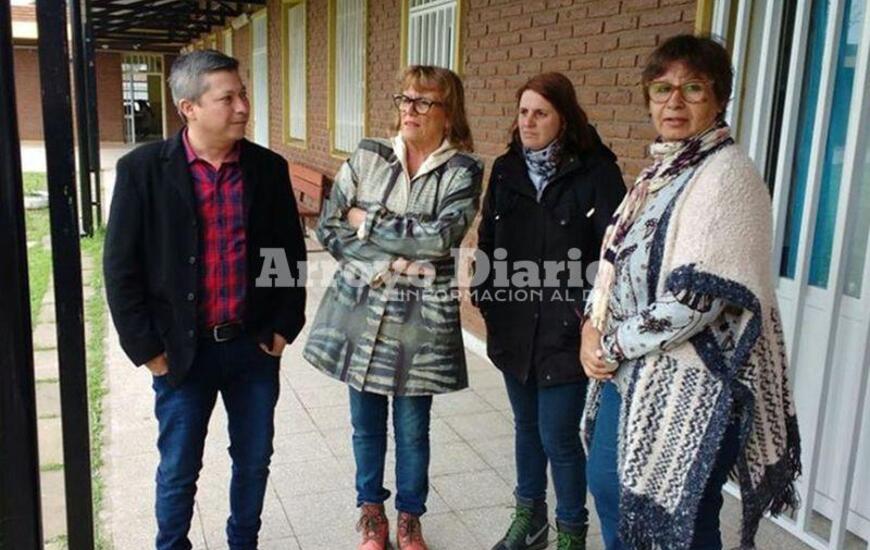 En uno de los establecimientos. Los candidatos junto a la directora Ana Fernández en la EETP N° 650