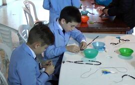 En pleno proceso. Los alumnos durante la actividad realizada en el sal&oacute;n parroquial. Foto: Canal 2