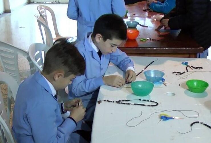 En pleno proceso. Los alumnos durante la actividad realizada en el salón parroquial. Foto: Canal 2