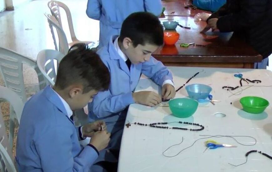 En pleno proceso. Los alumnos durante la actividad realizada en el sal&oacute;n parroquial. Foto: Canal 2