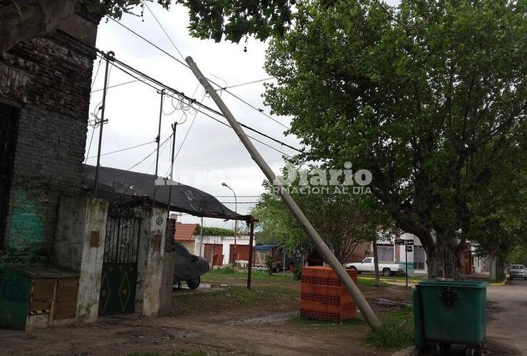 Sobre la imagen. El poste de la empresa de telefonía sobre una propiedad privada.