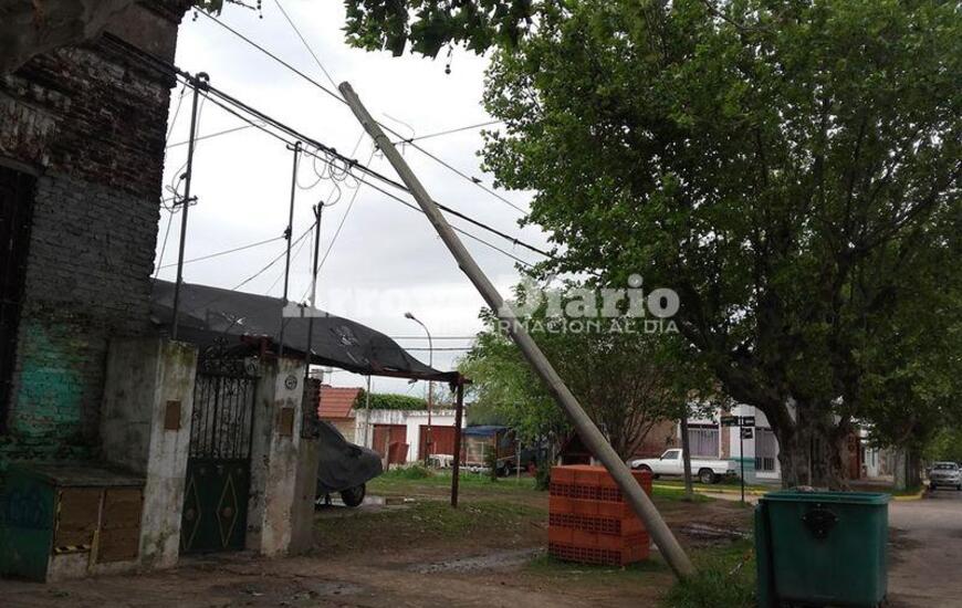 Sobre la imagen. El poste de la empresa de telefonía sobre una propiedad privada.
