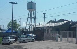 En las puertas de Cremer. Los representantes del gremio apostados frente a la f&aacute;brica. Foto: Archivo AD