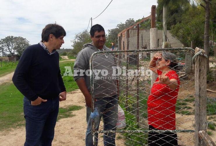 Con la gente. El presidente comunal en su recorrida por los barrios.