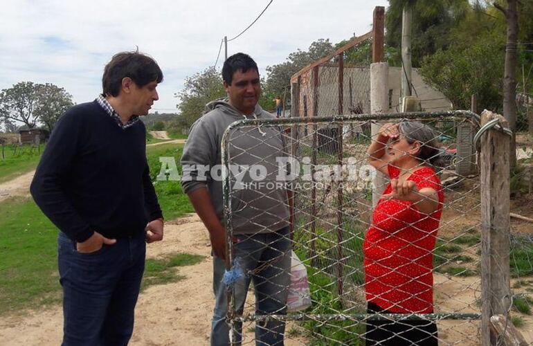 Con la gente. El presidente comunal en su recorrida por los barrios.