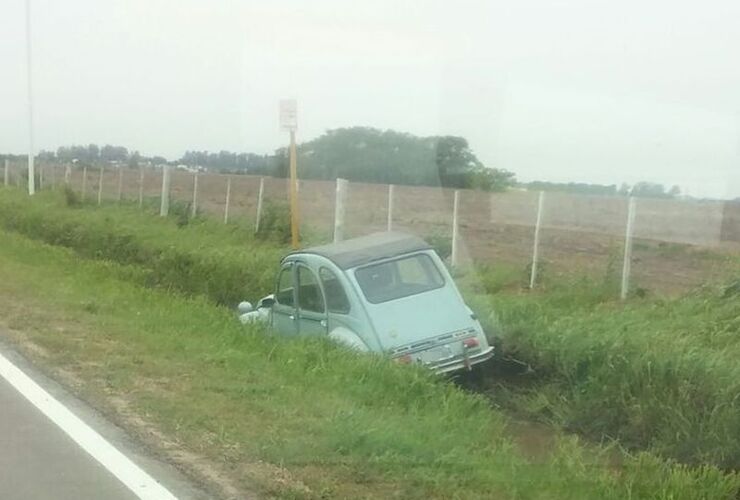 Imagen de Sobre el acceso: Lo arrastró el viento y terminó dentro de la zanja