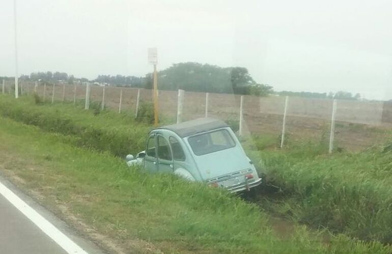 Imagen de Sobre el acceso: Lo arrastró el viento y terminó dentro de la zanja