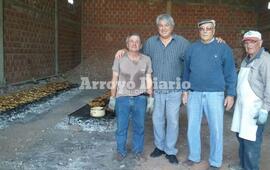 Acompa&ntilde;ando. Carlos Mariani junto a la gente del Centro de Jubilados.