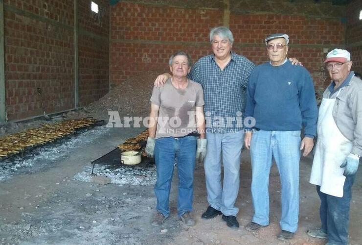 Acompañando. Carlos Mariani junto a la gente del Centro de Jubilados.