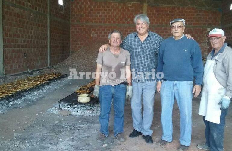 Acompañando. Carlos Mariani junto a la gente del Centro de Jubilados.