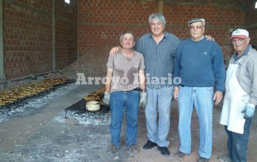 Acompañando. Carlos Mariani junto a la gente del Centro de Jubilados.