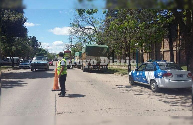 Sobre Islas Malvinas. El personal de tr&aacute;nsito y los agentes policiales en plena tarea este lunes.