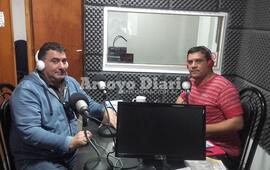 Por la radio. Adri&aacute;n Spina pas&oacute; por los estudios de Radio Extremo 106.9