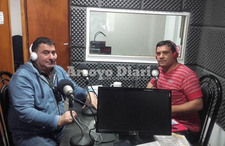 Por la radio. Adri&aacute;n Spina pas&oacute; por los estudios de Radio Extremo 106.9