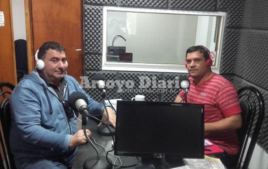 Por la radio. Adri&aacute;n Spina pas&oacute; por los estudios de Radio Extremo 106.9