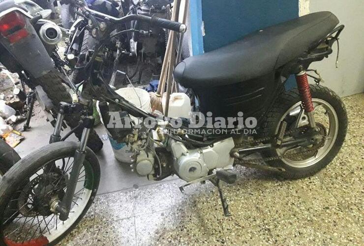 A la comisaría. Como primera medida la moto recuperada y el detenido fueron trasladados a la 27.