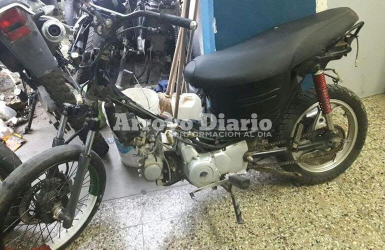 A la comisaría. Como primera medida la moto recuperada y el detenido fueron trasladados a la 27.