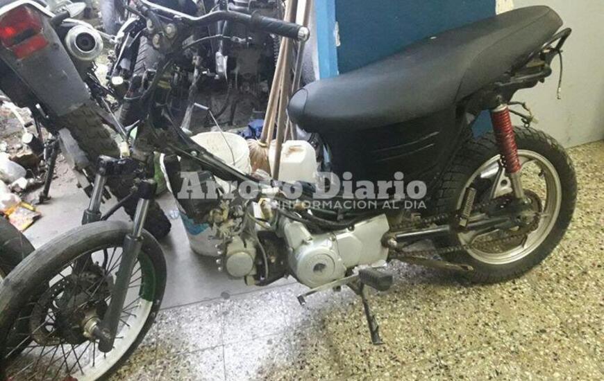 A la comisar&iacute;a. Como primera medida la moto recuperada y el detenido fueron trasladados a la 27.