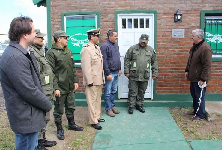 Sobre la base. Está ubicada sobre calle Cardozo en un predio lindero a la Escuela Técnica N° 450.