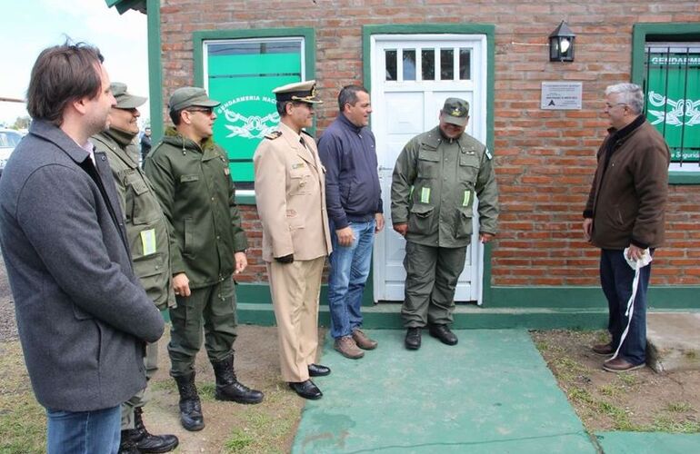 Sobre la base. Está ubicada sobre calle Cardozo en un predio lindero a la Escuela Técnica N° 450.