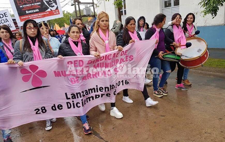 Desde Arroyo Seco. Un grupo de mujeres municipales del SITRAM Arroyo Seco tambi&eacute;n dijo presente durante la movilizaci&oacute;n. Foto: FB