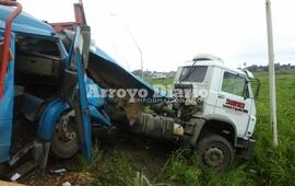 Luego del choque. As&iacute; quedaron los camiones tras el violento impacto.