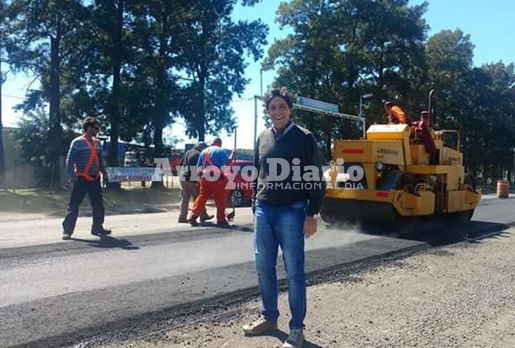 Imagen de Stangoni recorriendo las obras sobre Ruta 21