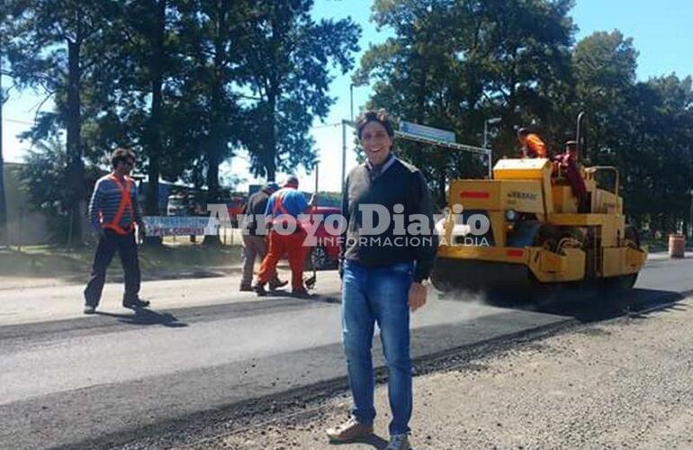 Imagen de Stangoni recorriendo las obras sobre Ruta 21