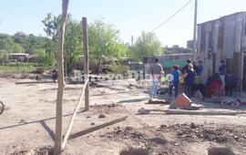 Imagen de Carolina Saucedo, vecina del barrio de La Costa de Fighiera: �No sabemos de qui&eacute;n es ese terreno� pero ah&iacute; vamos, con varios vecinos, a levantar nuestras casas�