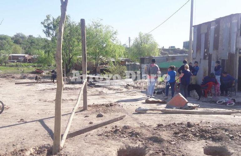 Imagen de Carolina Saucedo, vecina del barrio de La Costa de Fighiera: No sabemos de quién es ese terreno pero ahí vamos, con varios vecinos, a levantar nuestras casas