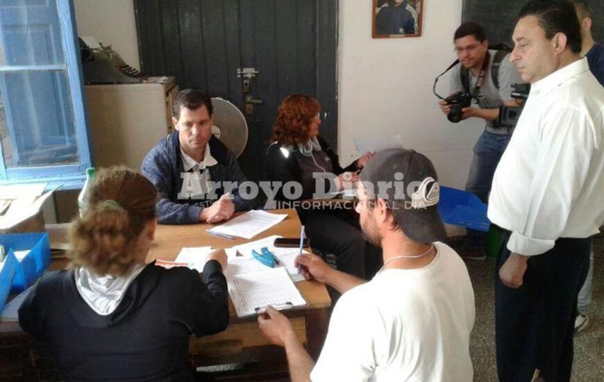 En el Furlong. El tr&aacute;mite se realiz&oacute; en el Centro Cultural Guillermo Furlong. Foto: Nicol&aacute;s Trabaina