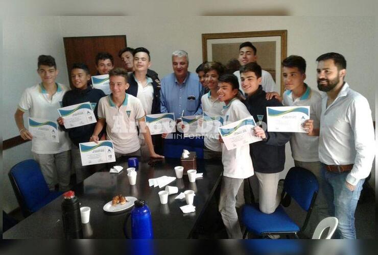 Todos para la foto: Los chicos junto al intendente Esper y al Secretario De Cristófano. Foto: Nicolás Trabaina