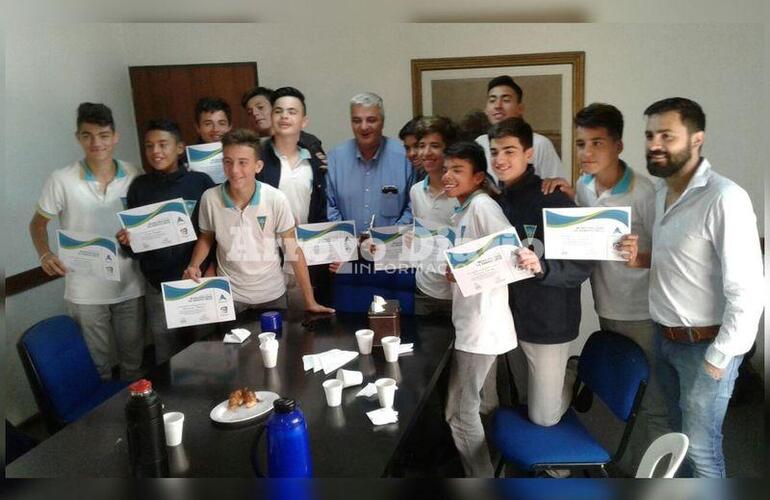 Todos para la foto: Los chicos junto al intendente Esper y al Secretario De Cristófano. Foto: Nicolás Trabaina