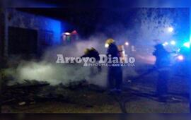 En el lugar. La dotaci&oacute;n trabajando esta noche en el Barrio San Francisco.