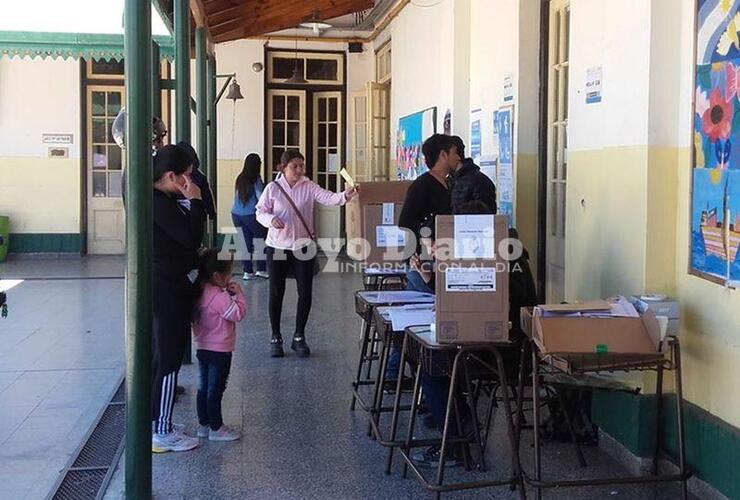 Poca gente. Hacia el mediodía recién había votado un 30 por ciento del padrón.