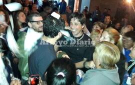 Celebraci&oacute;n. Una de las im&aacute;genes del festejo anoche tras los resultados del escrutinio.